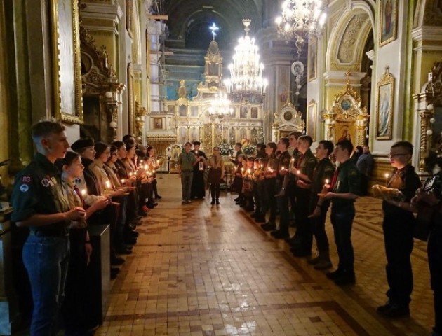 Скаути принесли до луцького собору Вифлеємський вогонь миру. ФОТО