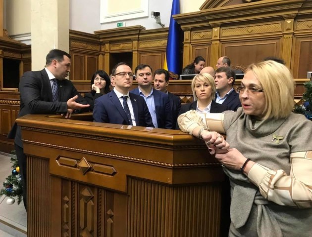 Депутати заблокували трибуну Верховної Ради