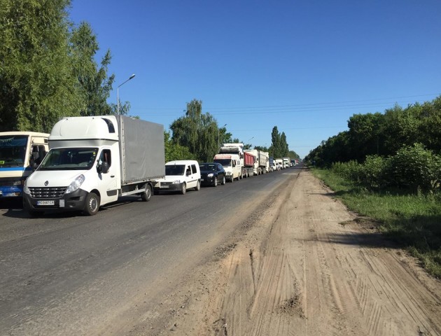Поблизу Луцька у черзі - десятки авто
