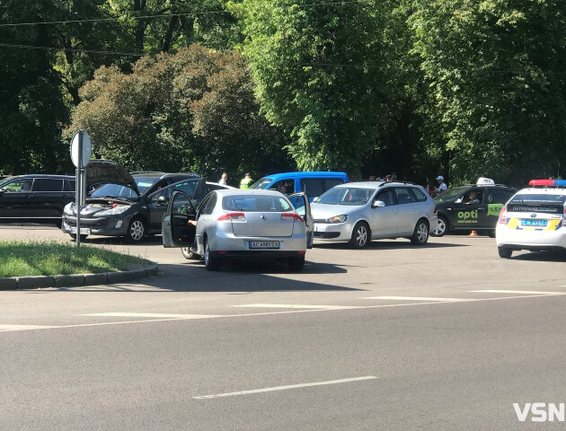 У Луцьку на кільці зіткнулися два авто: є постраждалі. ФОТО