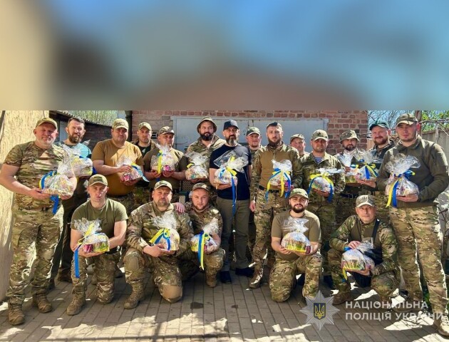 Поліцейським на передову передали паски й обереги від луцьких школярів