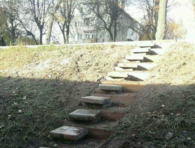 У Луцьку чоловік украв бруківку зі скверу троянд, щоб зробити сходи у власний магазин. ФОТО