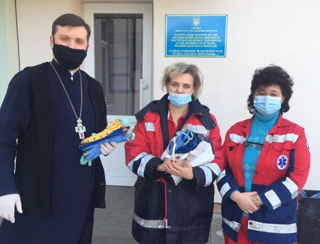Луцький священник передав багаторазові захисні маски лікарям «швидкої»
