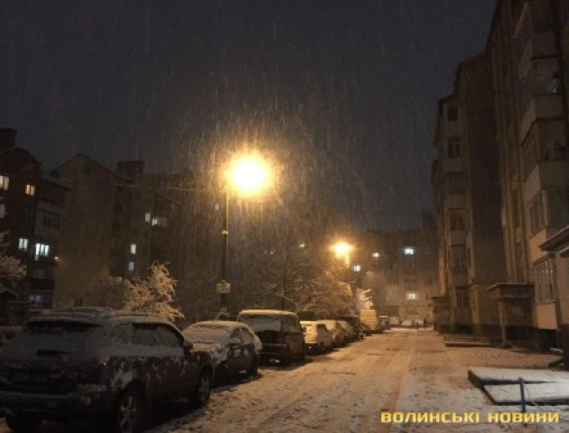 Припарковані авто заважають очищати Луцьк від снігу