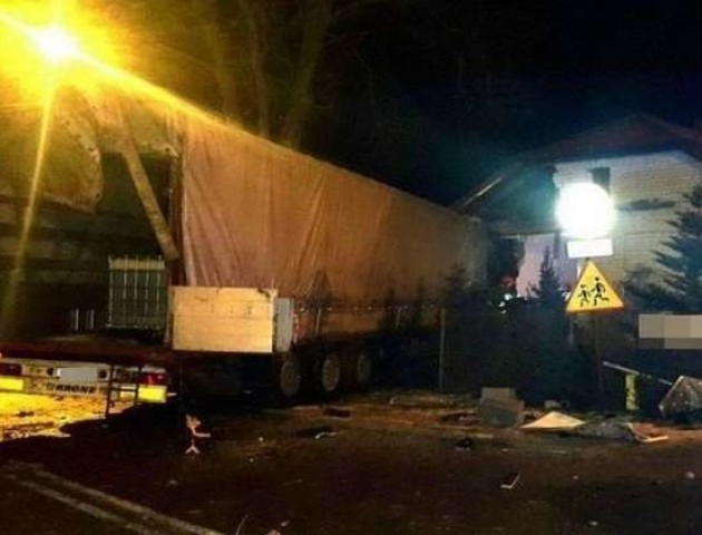 У Польщі водій-українець влетів на фурі в будинок, де було три дитини