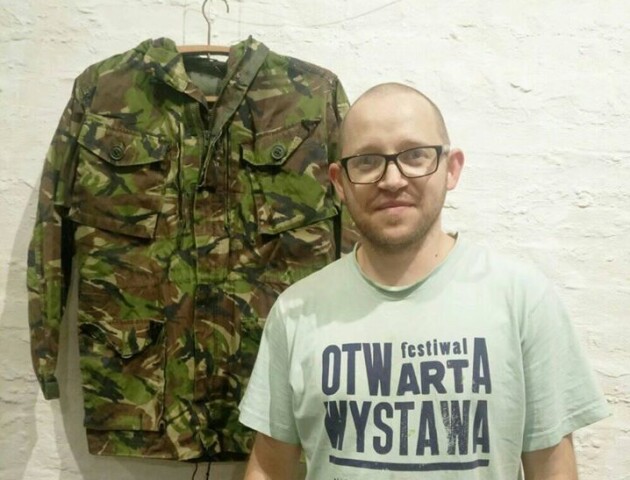 Перетворити військову форму в «одежину миру». У Луцьку художник розпочав флешмоб