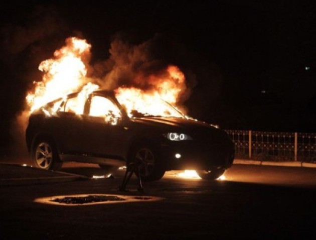 У Нововолинську спалахнуло авто BMW