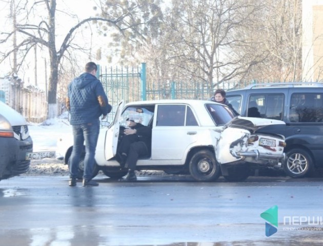 У Луцьку на Львівській бус врізався у легковик. ФОТО