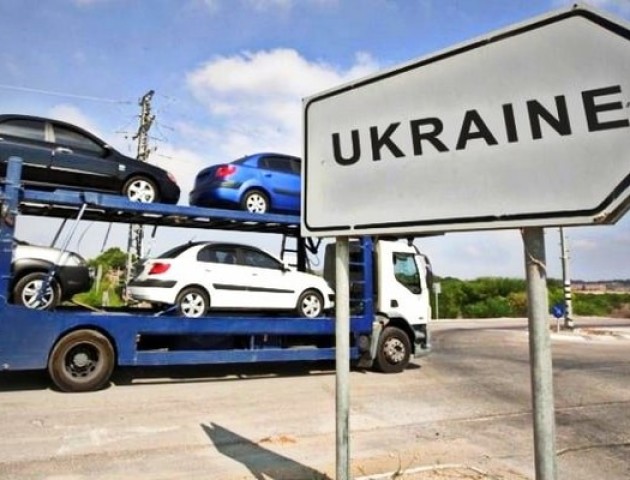 На Волинській митниці брокер занижував вартість ввезених автомобілів за хабарі