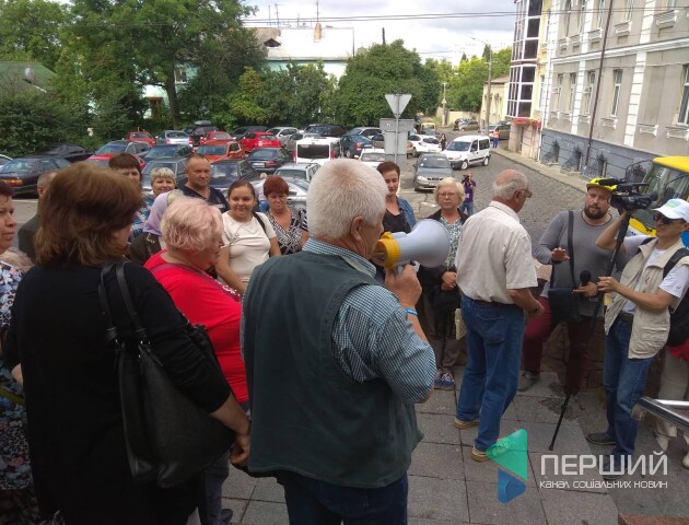 Під луцькою мерією протестують підприємці ринку «Привіз»