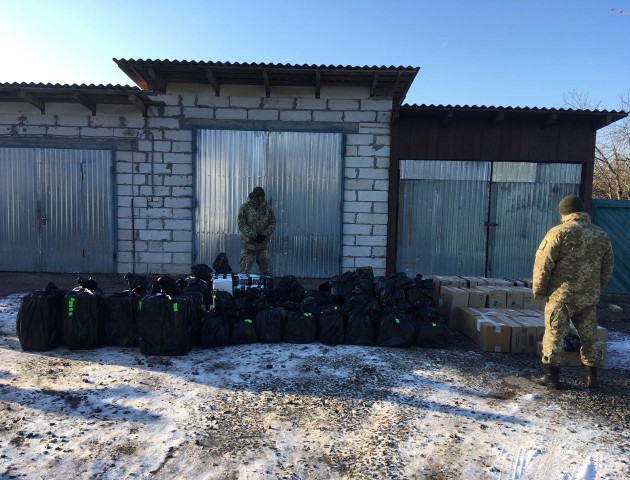 Тисячі пачок цигарок і алкоголю: на Волині провели обшуки в жителів прикордоння. ФОТО