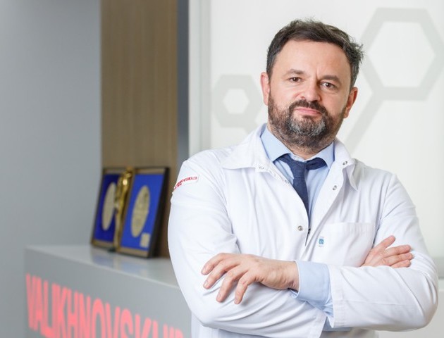 Відомий пластичний хірург з Волині змінив ніс популярній інстаблогерці