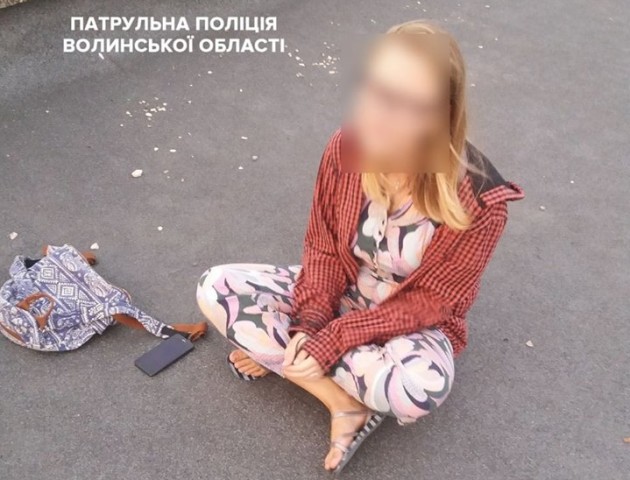 У Ковелі патрульні знімали дівчину з даху дев’ятиповерхівки