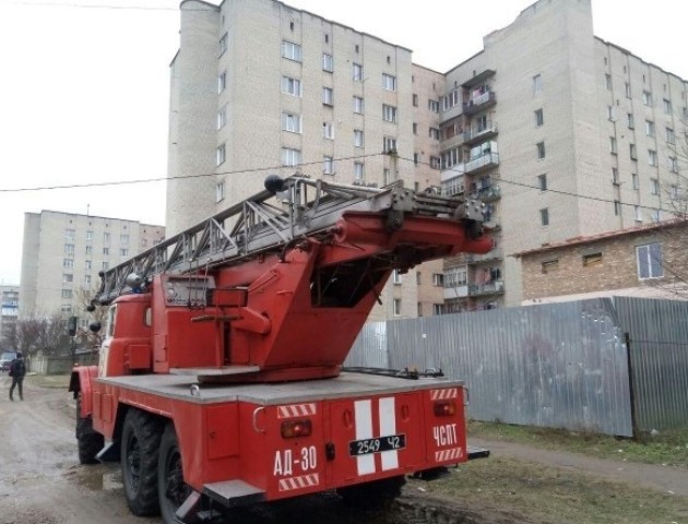 Жителі луцької багатоповерхівки викликали пожежників через роботу зварювальників. ФОТО