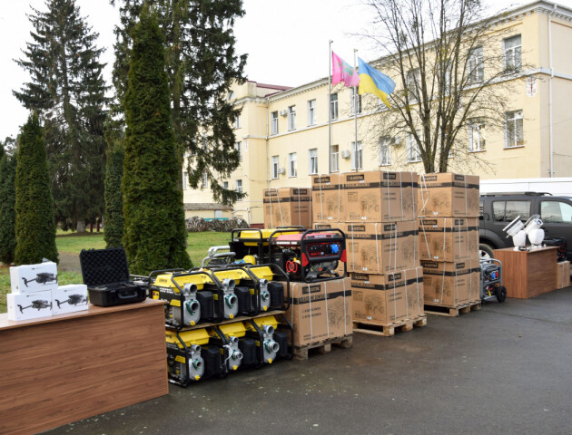Автомобільна техніка та генератори: волинським прикордонникам передали чергову допомогу