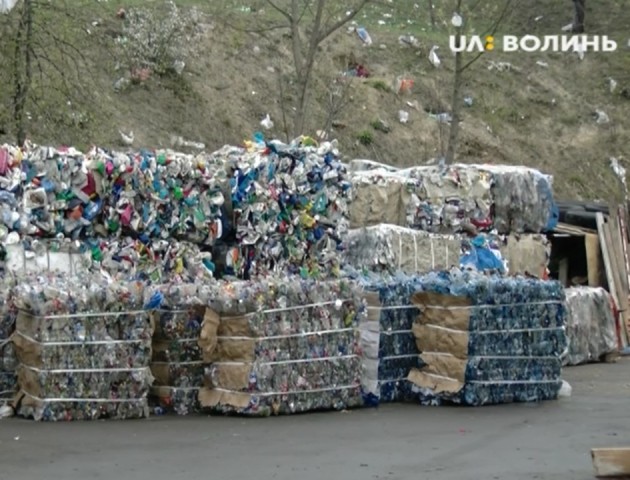 У Луцьку побільшає контейнерів для роздільного збору сміття. ВІДЕО