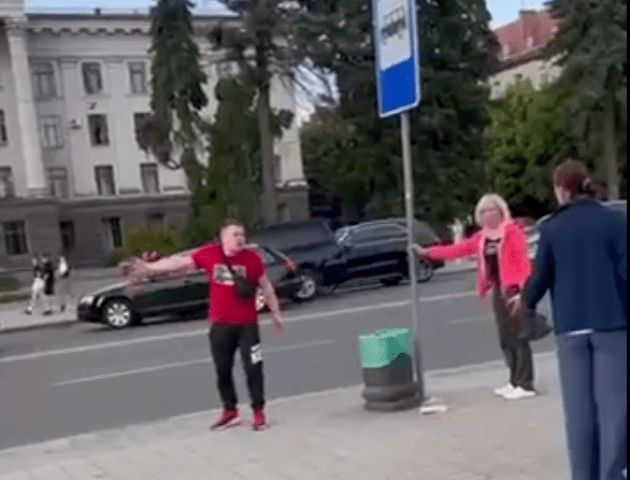 У Луцьку чоловік побив жінку за те, що вона перебігала дорогу