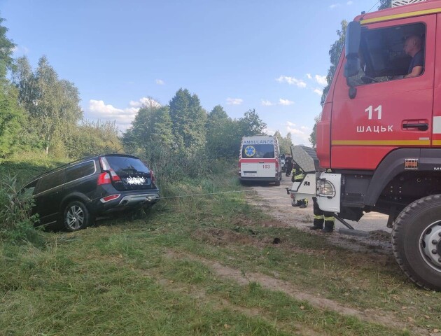 На Ковельщині автомобіль з двома людьми злетів в канаву з водою