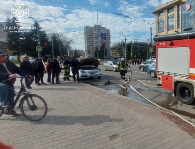 У центрі Луцька горіло авто відомого ведучого