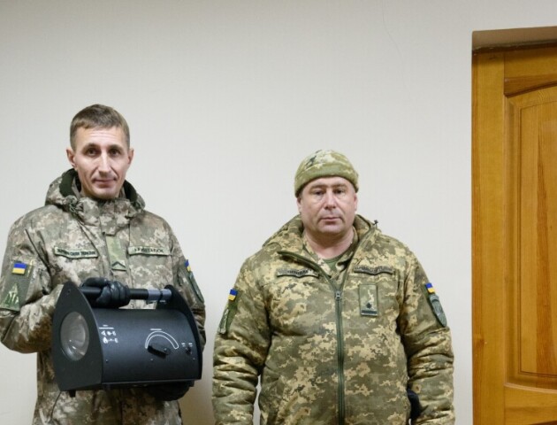 З Луцька військовим передали  10 пошукових прожекторів