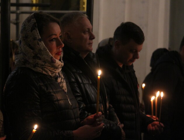 Великдень з присмаком гіркоти: як в головному соборі Луцька освячували паски. ФОТО