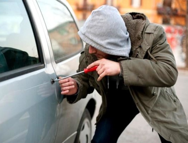 У Луцьку за ніч обікрали два автомобілі