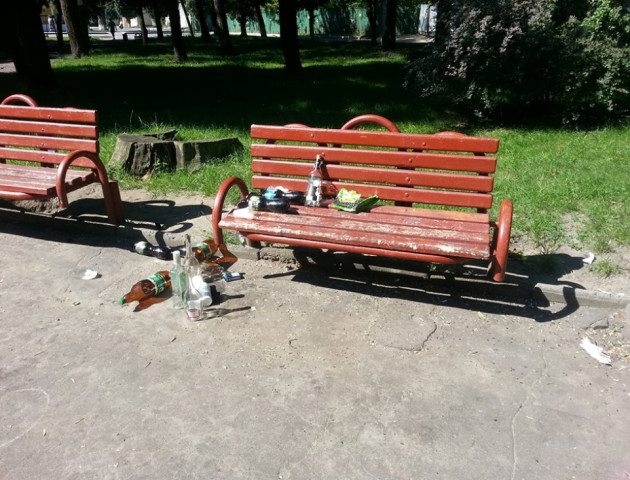 Купи пляшок і налузаного насіння: у Ковелі загидили парк. ФОТО