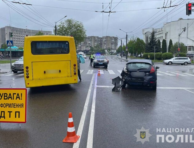У Луцьку зіткнулися маршрутне таксі та легковик