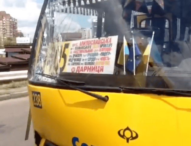 У Києві зіткнулися дві маршрутки, пасажирку забрали в лікарню. ВІДЕО