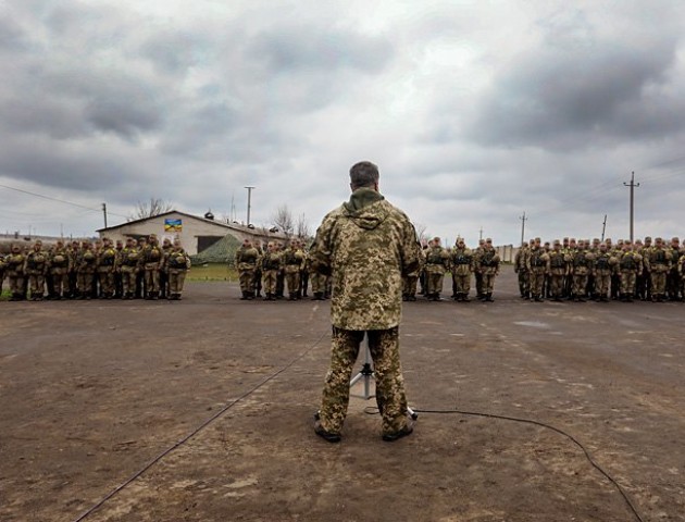 «Авто можуть забрати, а в квартиру заселити військових», - луцький адвокат про воєнний стан