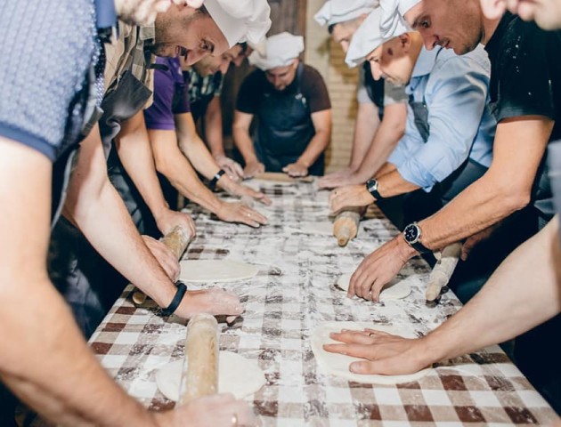 Фартухи, ковпаки, квіти: відомий луцький ріелтор оригінально відсвяткував День народження. ФОТО