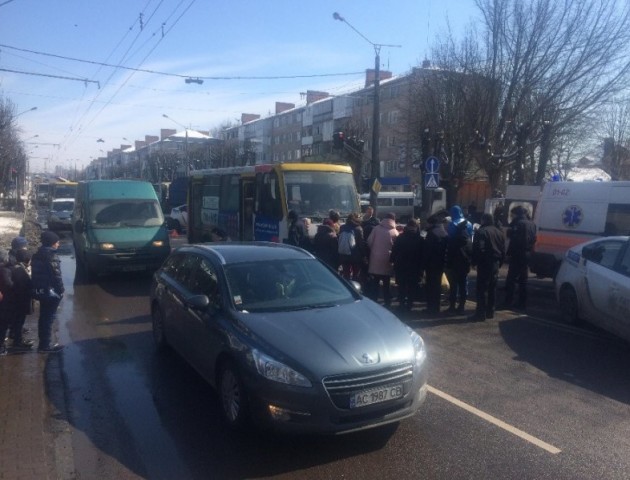 У Луцьку поліція розшукує свідків ДТП, у якій маршрутка збила дитину