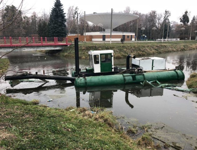 У луцькому парку поглиблюють канали, щоб влітку в них не цвіла вода. ФОТО