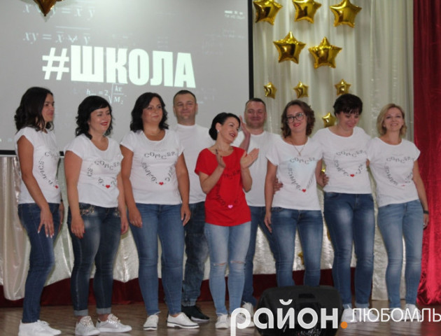 Батьки волинських випускників «порвали» сцену запальними танцями. ВІДЕО