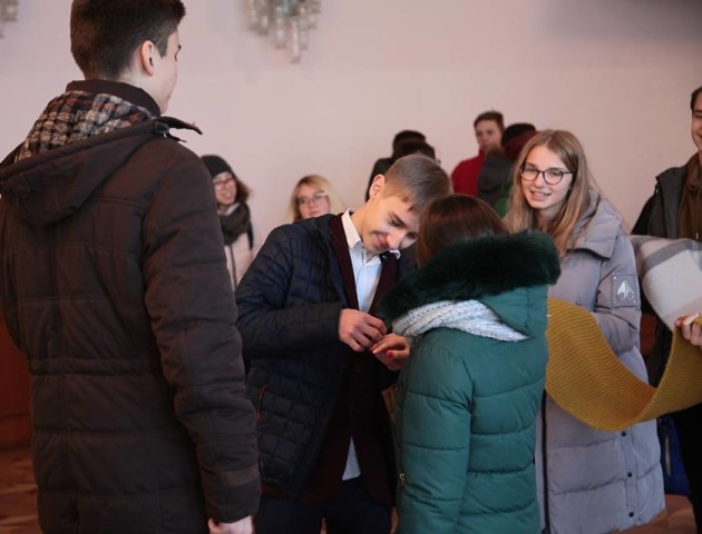 Як у Луцьку «одружували» школярів. ФОТО