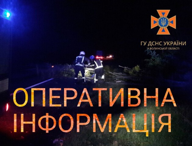 Біля Луцька вантажівка волонтерів з'їхала з дороги: на місці працювали рятувальники