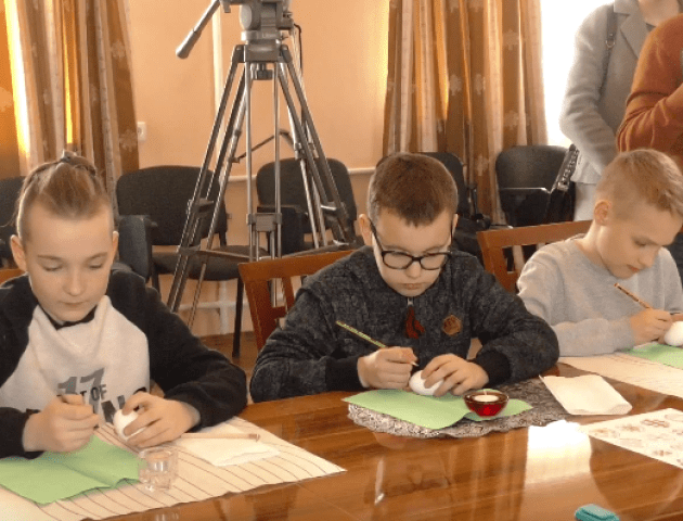 Митрополит Михаїл розмальовував писанки з луцькими дітьми. ВІДЕО