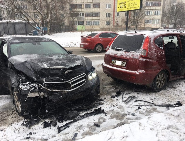 У Луцьку сталася п'яна ДТП, постраждала жінка. ФОТО