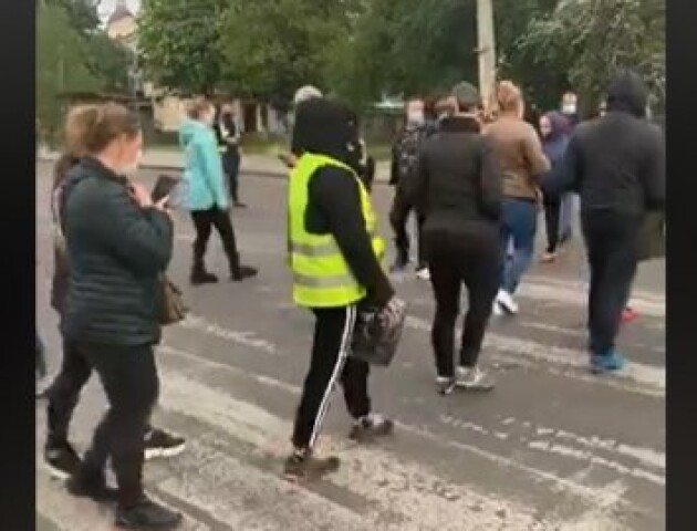 «Муніципали покрали майно». У Луцьку підприємці Старого ринку перекрили дорогу