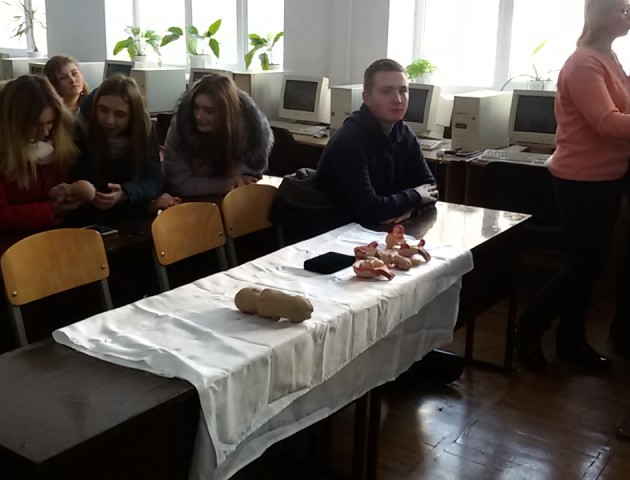 Студентам Луцького ВПУ дали можливість «доторкнутися» до зародження життя