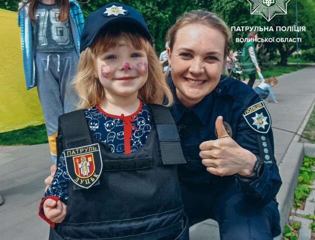У Луцьку патрульні долучилися до свята сім'ї. ФОТО