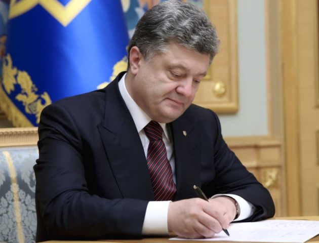 Президент підписав закон про «євробляхи» і попросив більше не протестувати