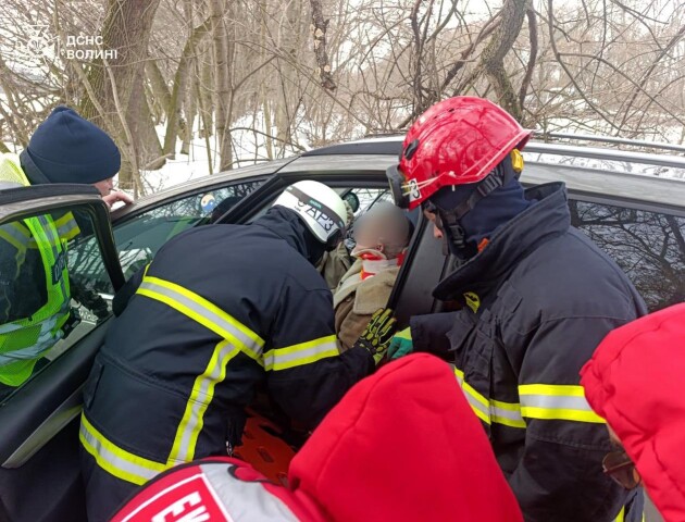 Біля Луцька машина врізалась у дерево. Постраждала жінка