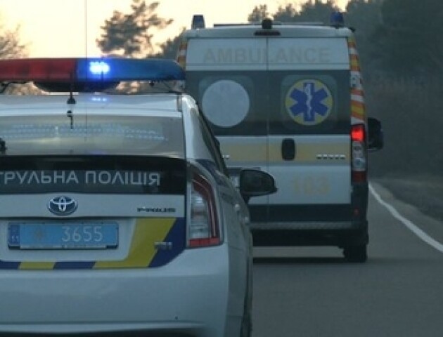 У Луцьку патрульні рятували чоловіка, який стікав кров'ю у під'їзді