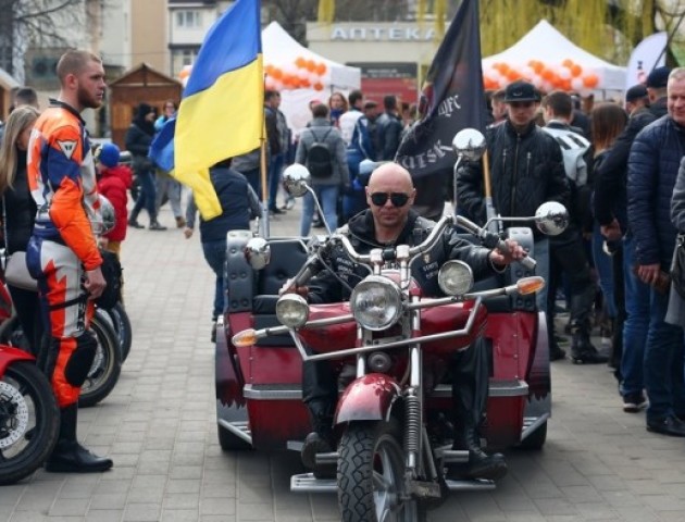Як брутальні байкери на крутих байках у центрі Луцька відкривали мотосезон-2019. ФОТО