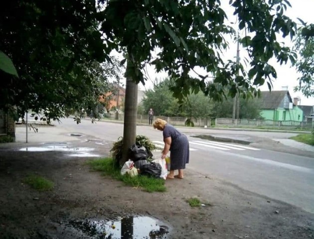 Муніципали впіймали «на гарячому» лучан, що смітять біля свого дому. ФОТО