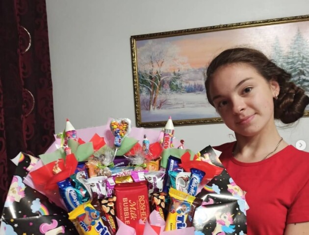 Юна волинянка стала «кур’єром щастя» для людей, яких розділяють відстань та війна