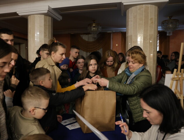 У Луцьку вручили подарунки дітям Героїв