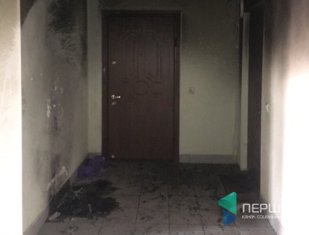 У трьох під'їздах луцької багатоповерхівки спалили дитячі візки. ФОТО