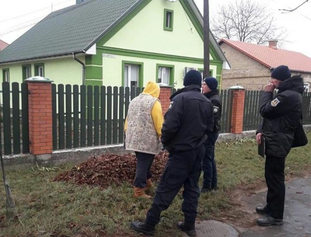У Луцьку знайшли нехлюй, які викидали на вулицю листя і торби зі сміттям. ФОТО
